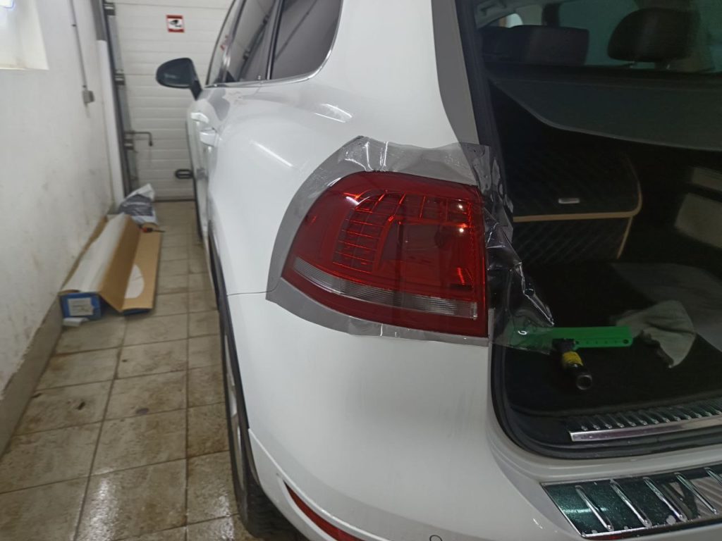 затонировали задние фары Volkswagen Touareg