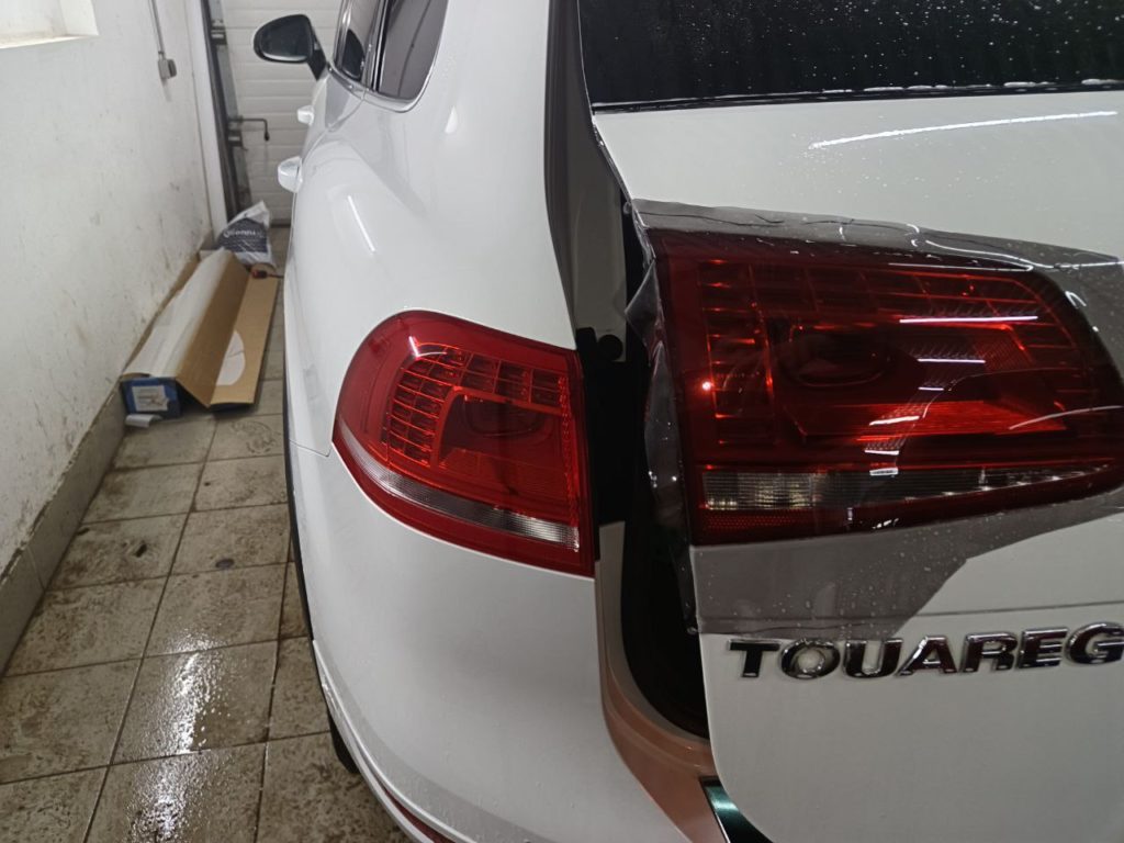 затонировали задние фары Volkswagen Touareg