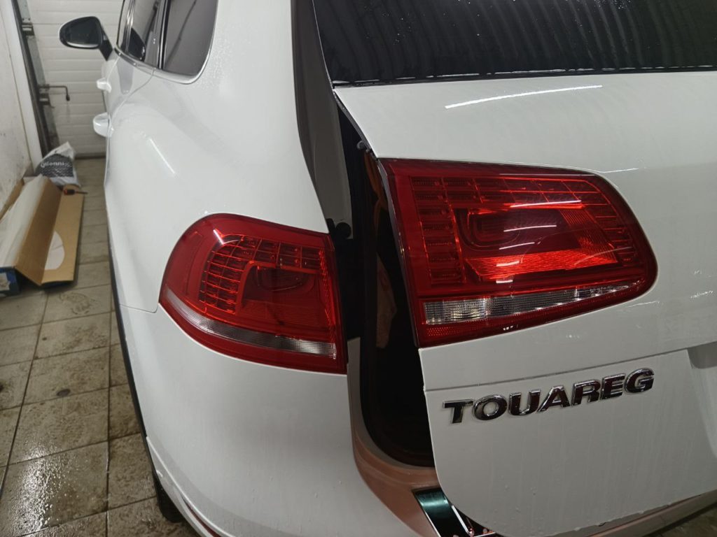 затонировали задние фары Volkswagen Touareg