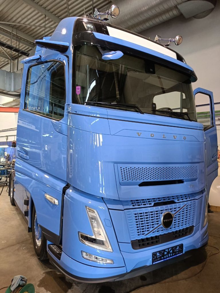 Оклеили весь внутренний проём на фуре VOLVO