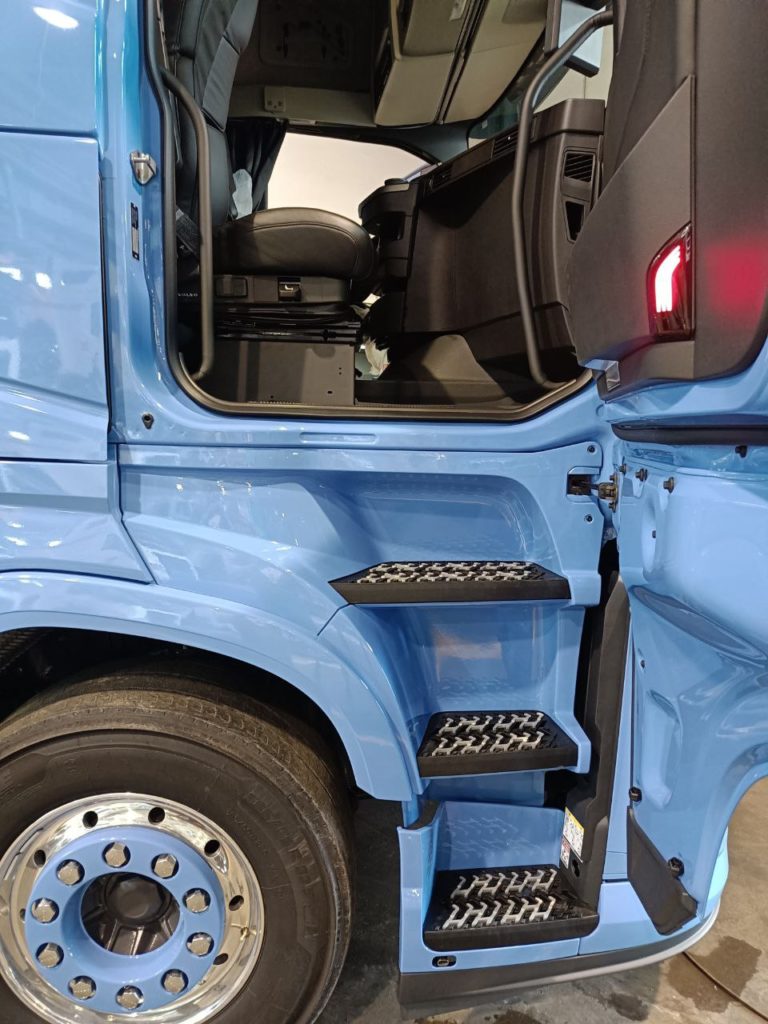 Оклеили весь внутренний проём на фуре VOLVO