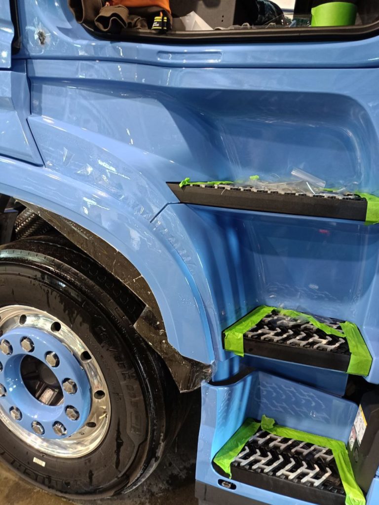 Оклеили весь внутренний проём на фуре VOLVO