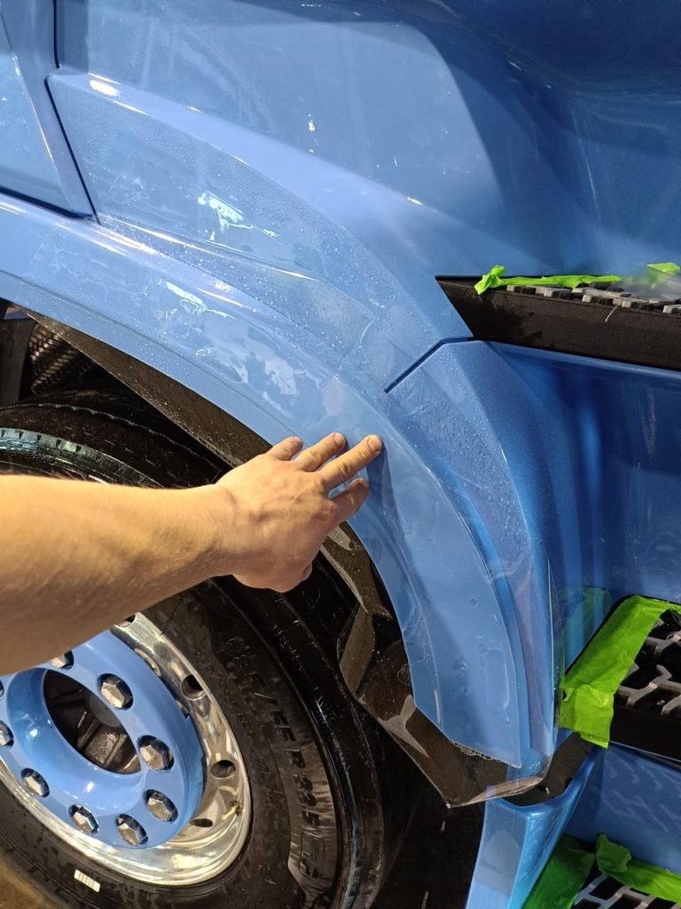Оклеили весь внутренний проём на фуре VOLVO