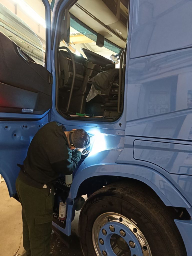 Оклеили весь внутренний проём на фуре VOLVO